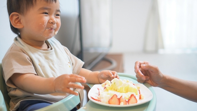 ケーキをほおば子どもも